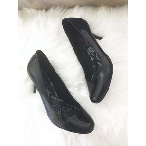 BRAND NEW cute black heels